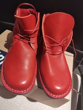 Men's Red Leather Trippen Chukka Boots - Classic Lace-Up Style 8.5
